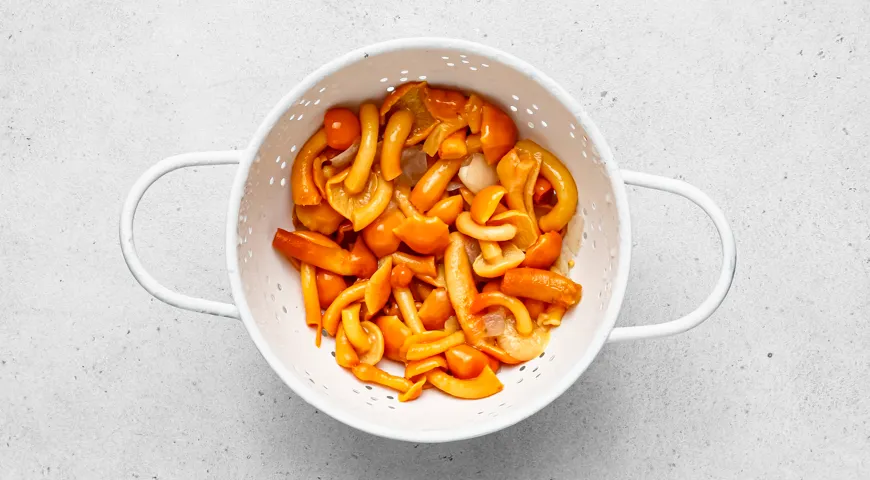 Салат «Грибное лукошко» с опятами и курицей