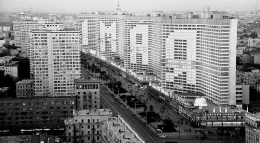 Праздничное оформление проспекта Калинина. Москва,1 мая 1975 года. Фото В.В. Егорова. Главархив Москвы