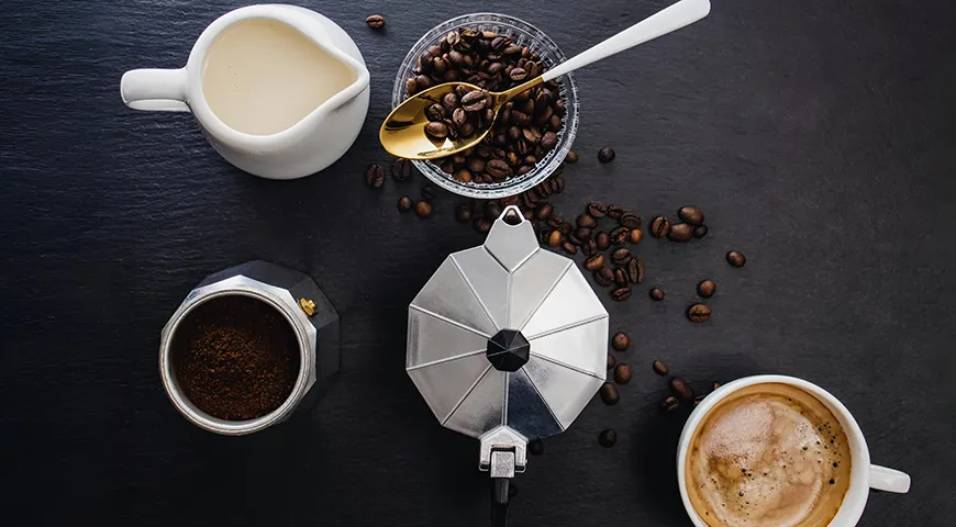 Для приготовления флэт уайта потребуются зерна кофе (в идеале от 2 до 4 недель после обжарки) и пастеризованное молоко жирностью 3,2–3,5 %