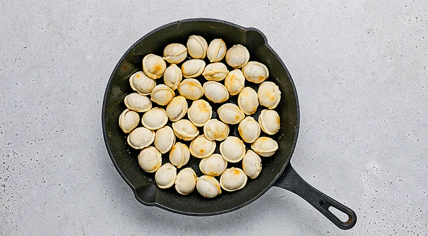 Жареные пельмени в сырном соусе со спаржей