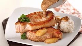 Свинина с бананом и арахисовым соусом