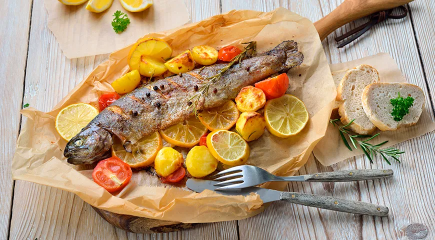 Лучший способ приготовить форель — запечь ее с лимоном и зеленью