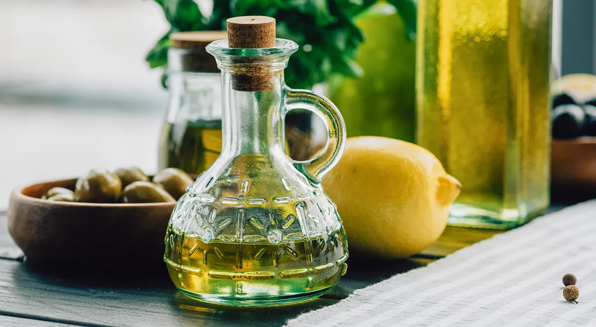 Вода и оливковое масло