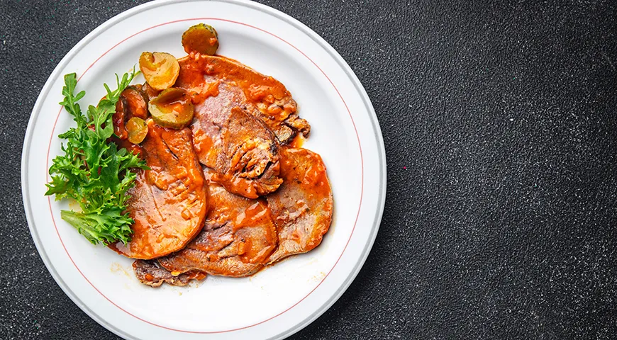 Свиной язык в томатно-овощной заливке