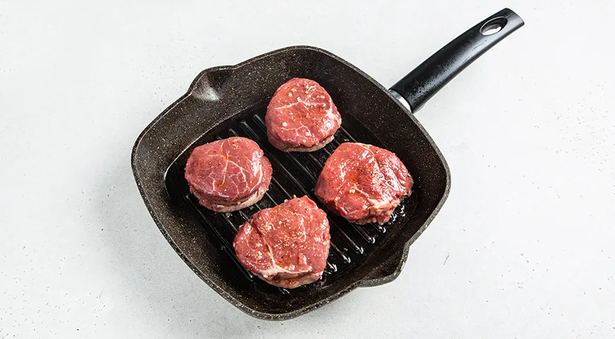 Вкусный стейк из телятины на сковороде