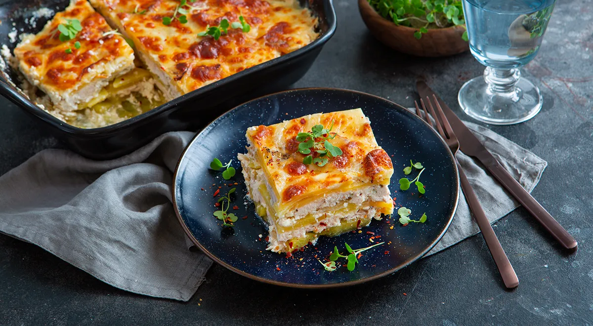 Курица, запечённая с картошкой и сливками: рецепт — Лайфхакер