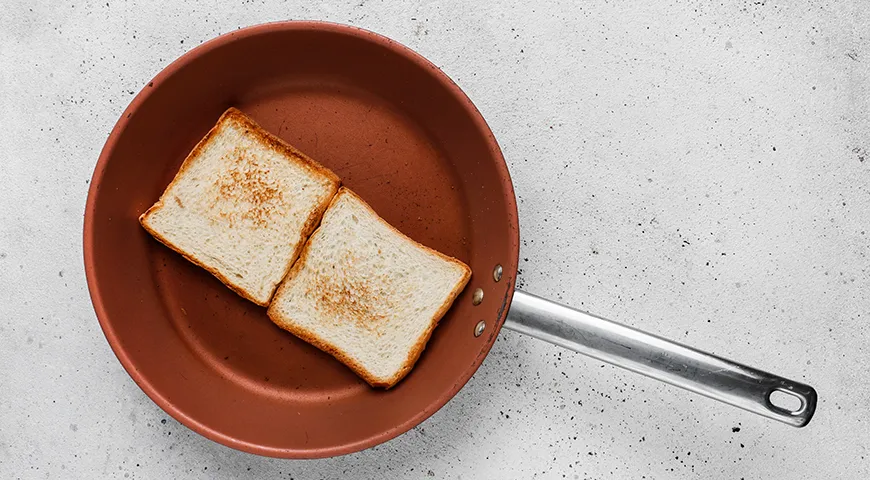 Горячие бутерброды с колбасой, сыром и помидорами в духовке