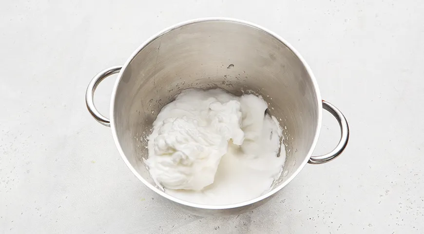 Манник на кефире с яблоками по-домашнему