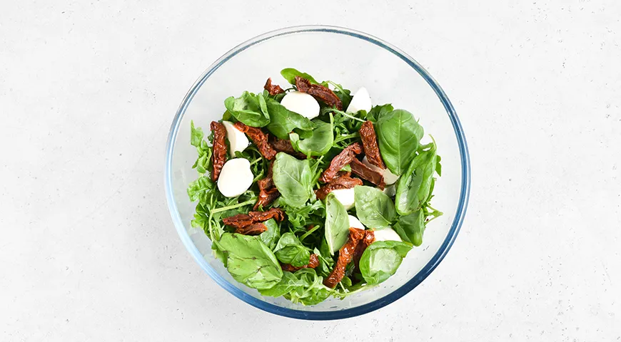 Салат с руколой и вялеными помидорами