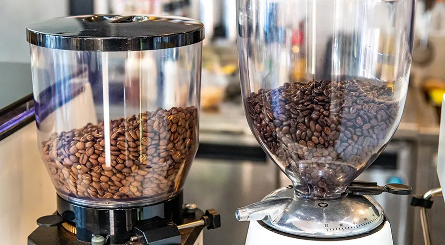 Профессиональные бариста предпочитают свежеобжаренное зерно с помолом непосредственно перед приготовлением, особенно в работе с декафом, который быстрее теряет ароматику