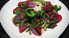 Свекольный микс-салат  с рукколой и тыквенными семенами 