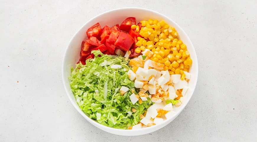 Салат с пекинской капустой, кукурузой, яйцом и помидорами