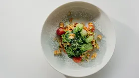 Салат с бок-чой, капустой кимчи и хумусом из паприки