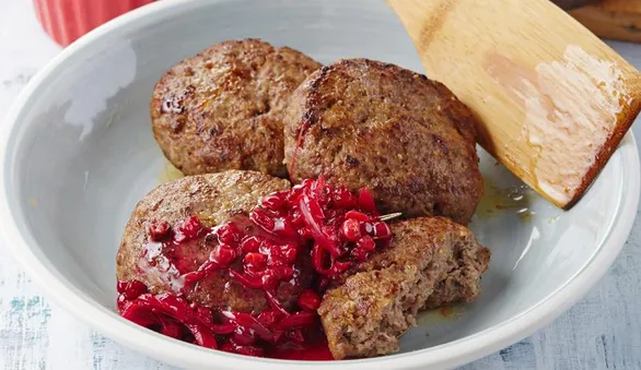 Котлеты из баранины с брусникой