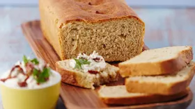 Хлеб с пастернаком, сыром и шалфеем