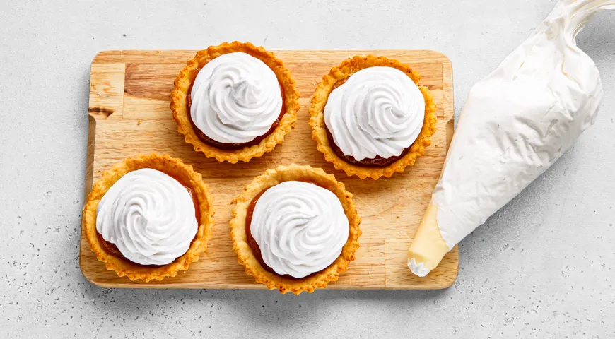 Песочные корзиночки с повидлом и белковым кремом