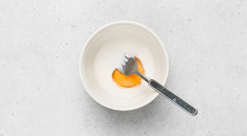 Сладкие булочки с яблоками и корицей