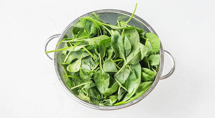 Слоёный салат с курицей, грибами, помидорами и сыром