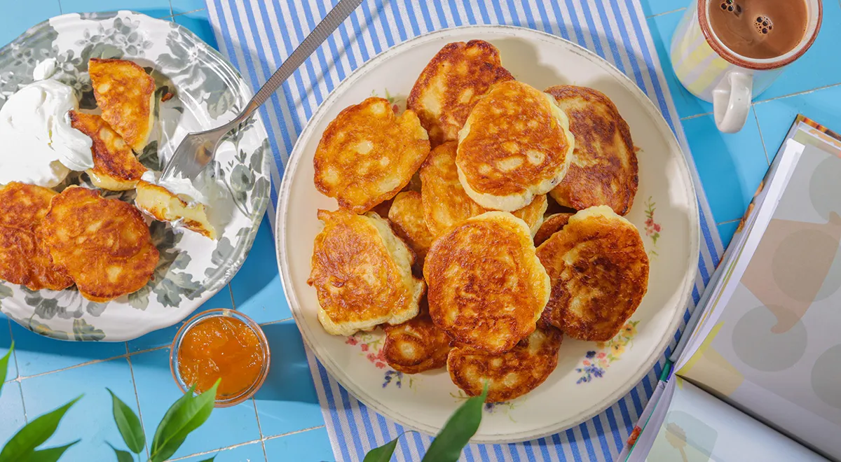 Бургер с карамелизированным луком и маслом с травами