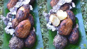 Ароматный картофель в углях на мангале