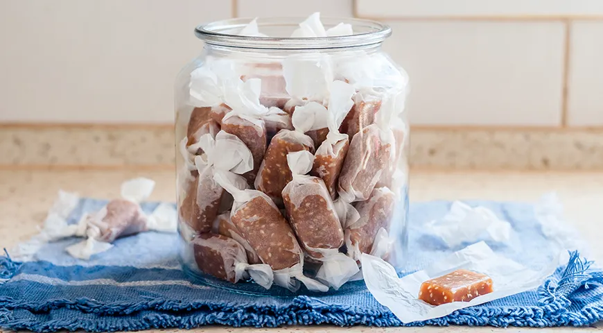 Для хранения ирисок подойдут стеклянные банки, которые лучше надежно закрыть, чтобы в них не попадал воздух