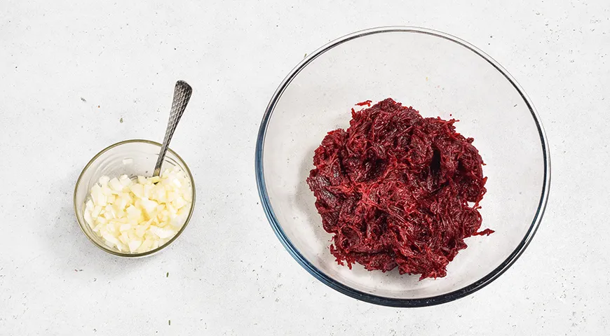 Свекольный рулет с сельдью и творожным сыром