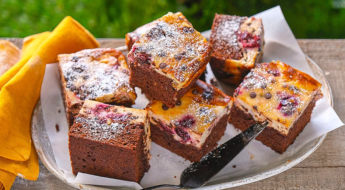 Брауни с черешней и кардамоном