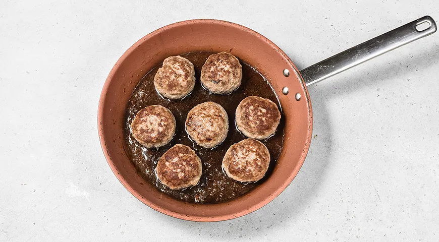 Гречка с котлетами на сковороде