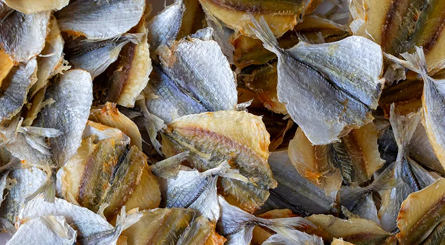 Сушеный желтый полосатик в России чаще всего употребляется как самостоятельная закуска без дополнительного приготовления