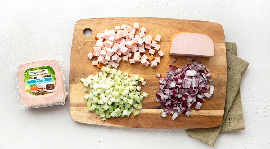 Салат с индейкой, вяленой клюквой и орехами