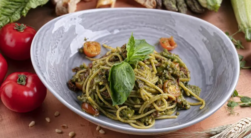 Спагетти с брокколи и вялеными томатами