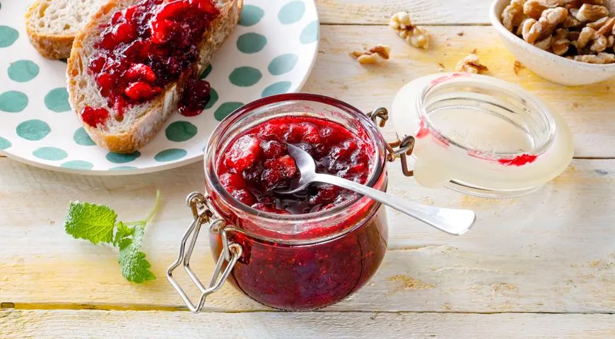 Варенье из клюквы с грецкими орехами