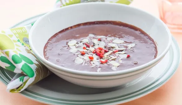 Шоколадный суп с соленым миндалем и перцем чили