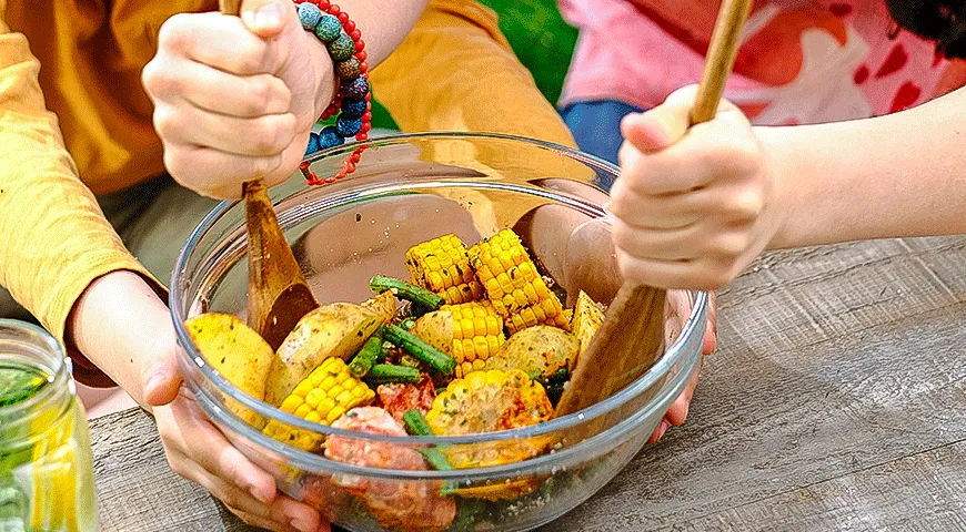 Колбаски с кукурузой и картофелем в фольге