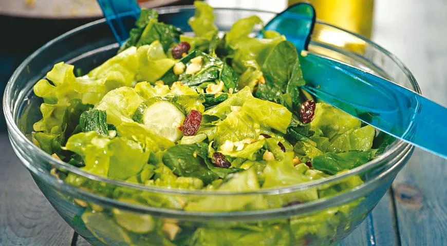Зеленый салат с орехами и изюмом