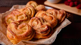 Плюшки дрожжевые на молоке