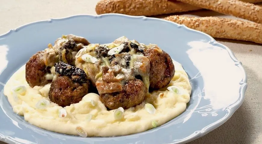 Фрикадельки с соусом из сморчков и картофельным пюре 