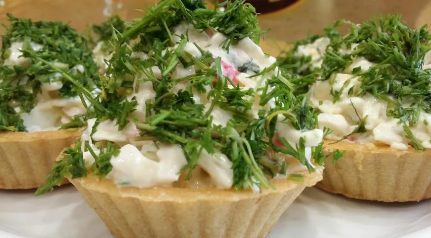 Новогодний салат "Елочки" в тарталетках