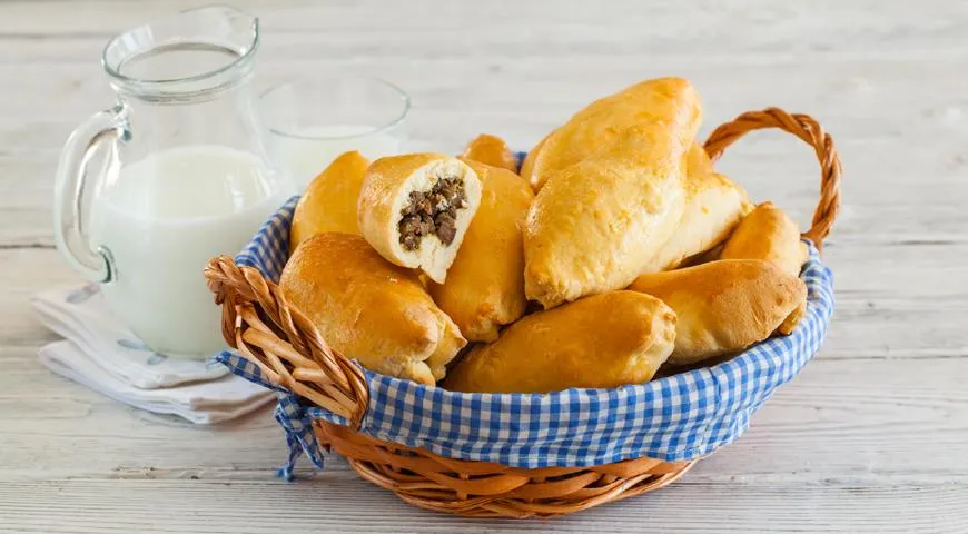 Закусочные русские пирожки из заварного теста на дрожжах с печенью