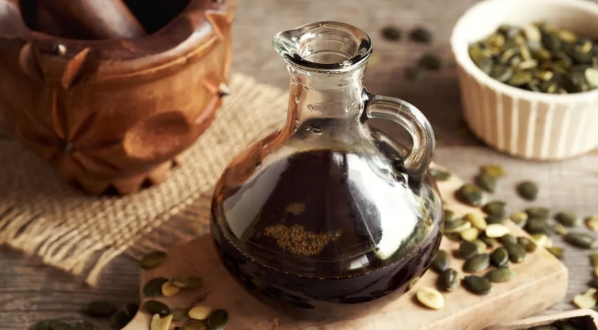 Темный цвет тыквенного масла связан с высокой концентрацией хлорофилла, каротиноидов и других природных пигментов 