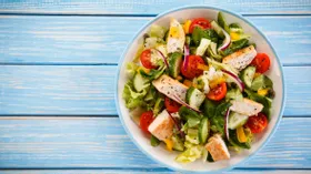 Как зарядиться энергией: 5 идей витаминных весенних салатов