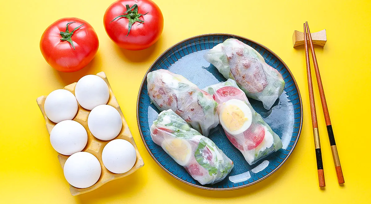 Спринг-роллы с беконом, яйцом и овощами