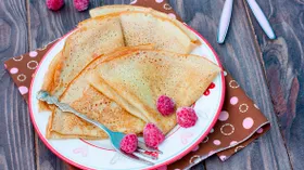 Шеф-повар поделился проверенным рецептом тонких и ажурных блинов: «Просто объедение!»