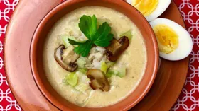 Овощной перловый суп-пюре с луком-пореем и шампиньонами