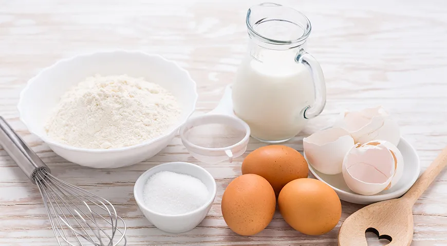 Хворост готовят на молоке (сливках, сметане или кефире), без разрыхлителей, обязательно добавляют яйца или желтки