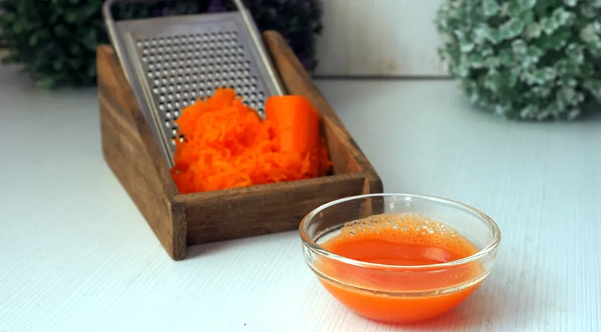 Овощи или фрукты можно натереть на мелкой терке, превращая мякоть в кашицу, а затем отжать массу через 2 слоя марли