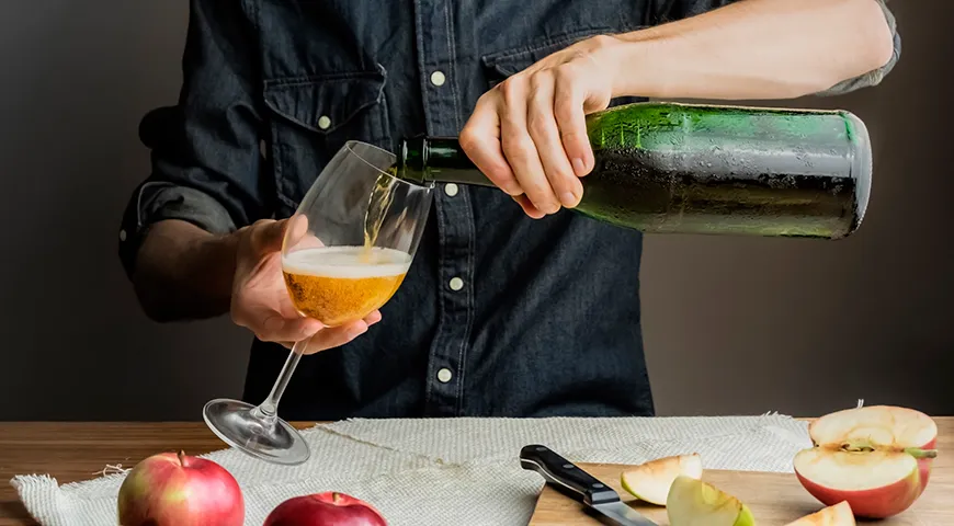 Идеальной посудой для полусухого сидра считается бокал для вина