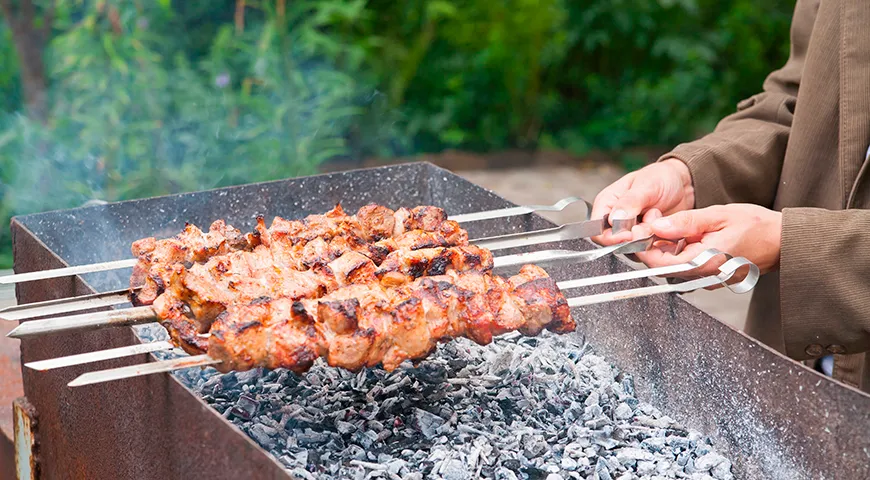Шашлык из свинины лучше всего готовить на серых углях, у которых при раздувании появляется алый оттенок