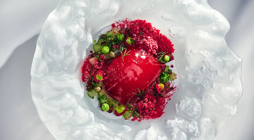 Винегрет с лососем конфи и воздушным сыром в Bourgeois Bohemians