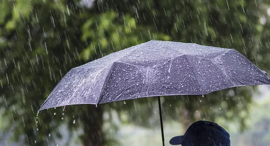 Использование зонта может быть опасным во время грозы